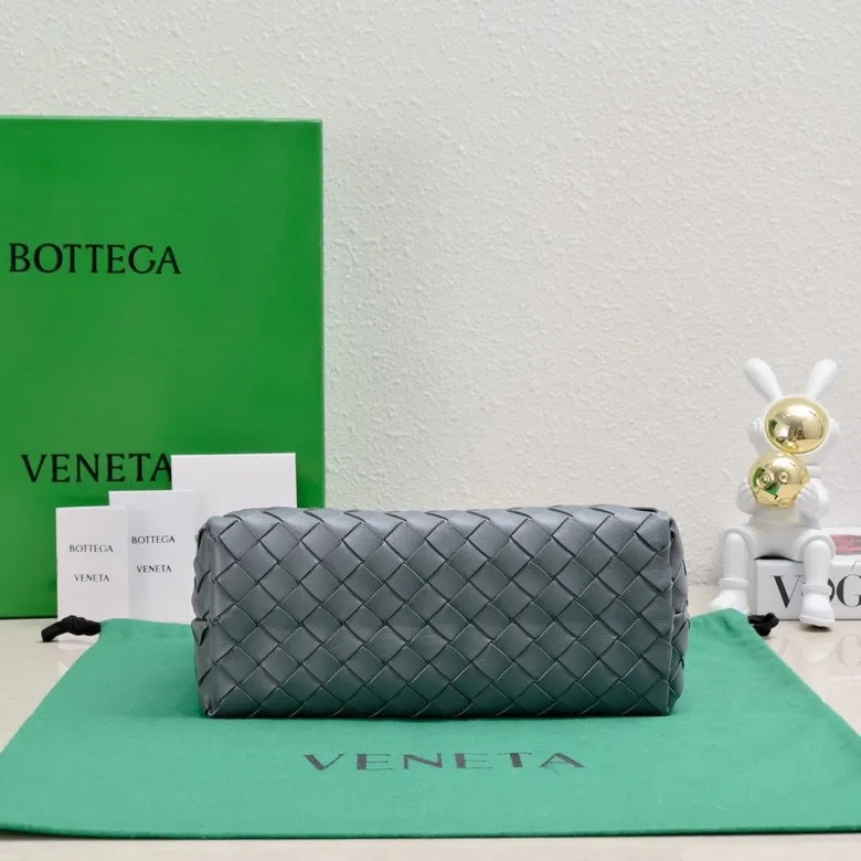Batch 1860 B's 2024 spring and summer new style continues the brand's woven style with detailed metal knot switch buckles. This time, the shoulder straps are also made into tube weaves, showing different craftsmanship. The carrying method is versatile to create more different styles. Intrecciato woven leather small handbag, equipped with sliding crossbody strap. Internal compartments, including 1 zipper pocket and 2 open pockets with magnetic buckle closure. Size: 19*25*10.5cm, model: 7463#